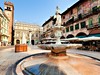 Italie_Verona_Piazza_delle_Erbe.jpg